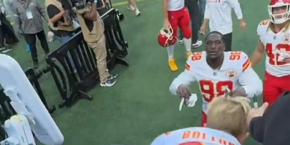 Tershawn Wharton "saves" a child who falls from the balustrade: the heroic gesture of the football star