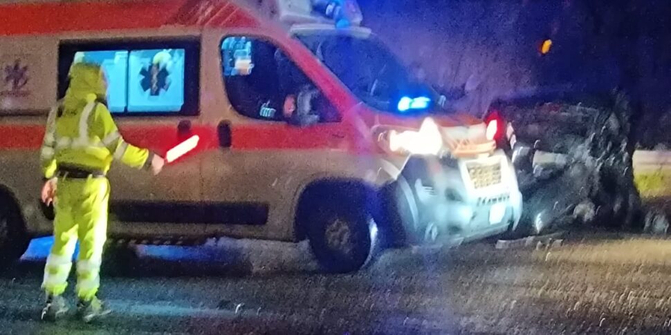 Messina, violent collision at the Gazzi junction: one man with a guarded prognosis and two others injured