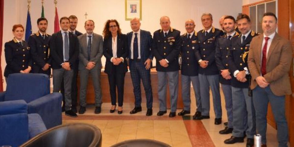 Crotone, visit to the police station by prosecutor Gratteri and undersecretary Ferro