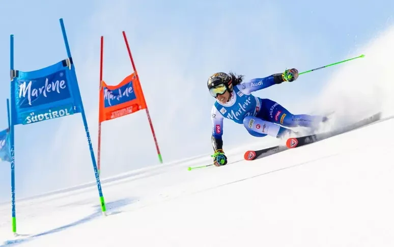 Brignone-Goggia, spectacular blue brace downhill in Garmisch