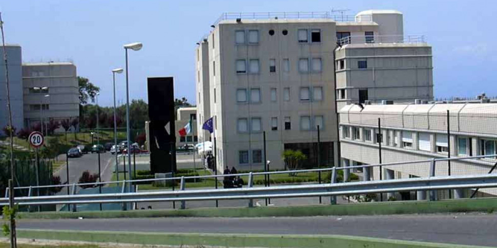 Cell phones in prison in Corigliano Rossano, checks on the contacts of the arrested officer