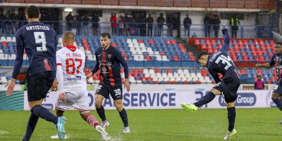 Cosenza is caught by Mantova: from 2-0 to 2-2. The goals from Artistico and Florenzi were not enough