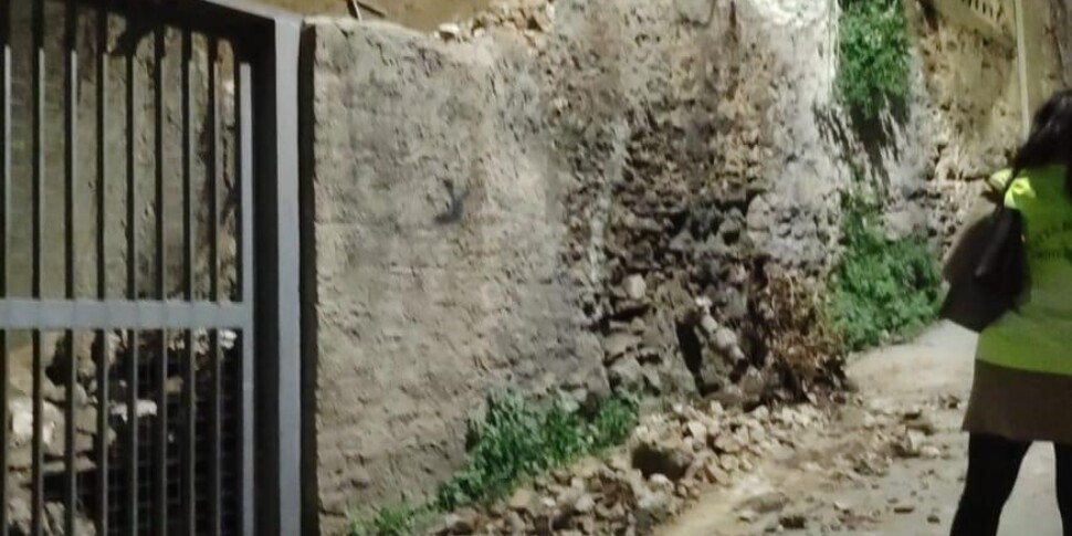Messina, part of a ruin wall gives way: via Carrai impassable PHOTO