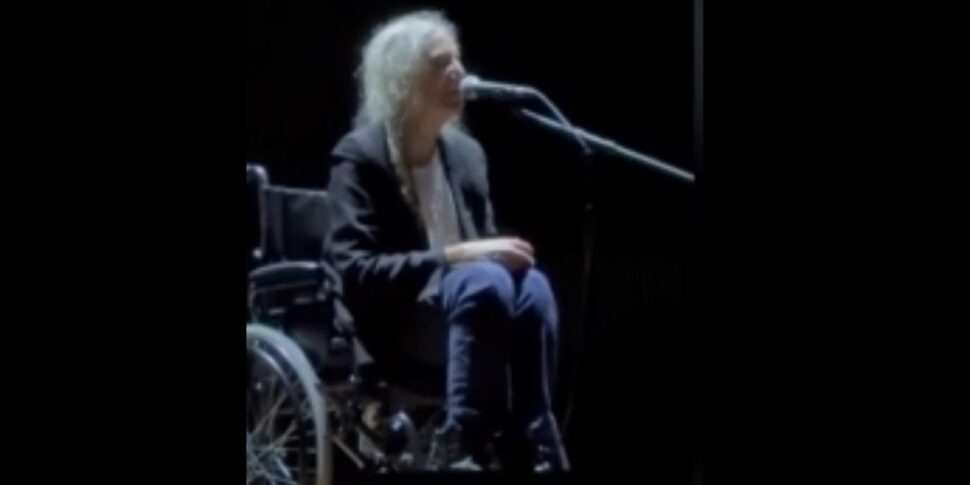 Patti Smith passes out at a concert, then returns to a wheelchair and reassures the fans