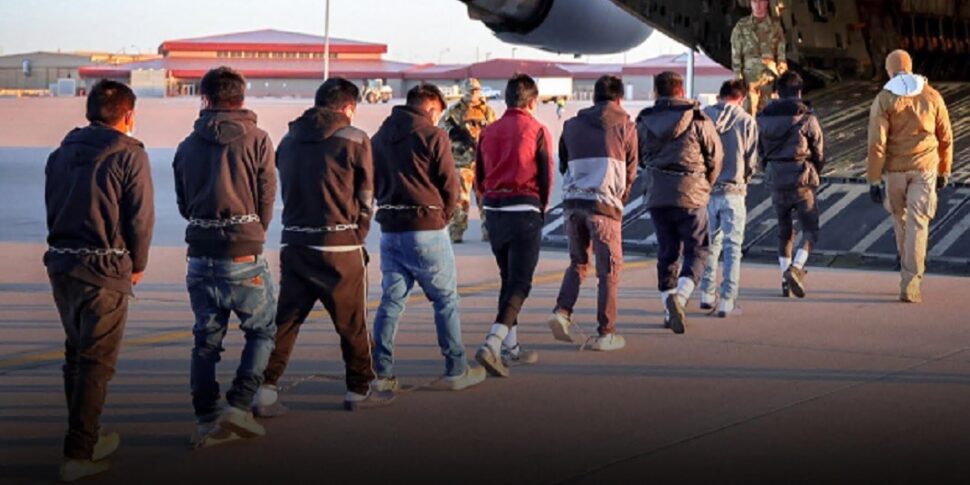 The White House publishes the photo of immigrants repatriated in chains