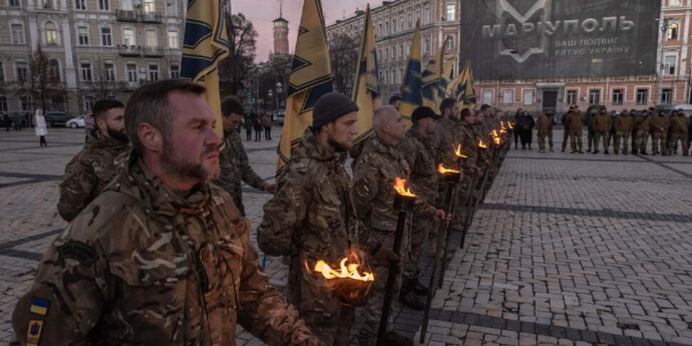 Ukraine, the Azov brigade is looking for new recruits: English language is among the requirements