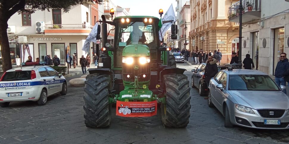 Farmers and fishermen in the square also in Crotone. Asked for the state of national crisis