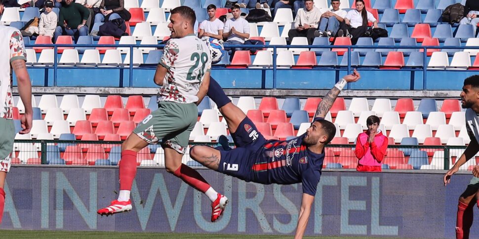 Cosenza lasts 15 ', Palermo then falls the trio with Pierozzi, Brunori and Pohjanpalo. Rossoblù towards relegation