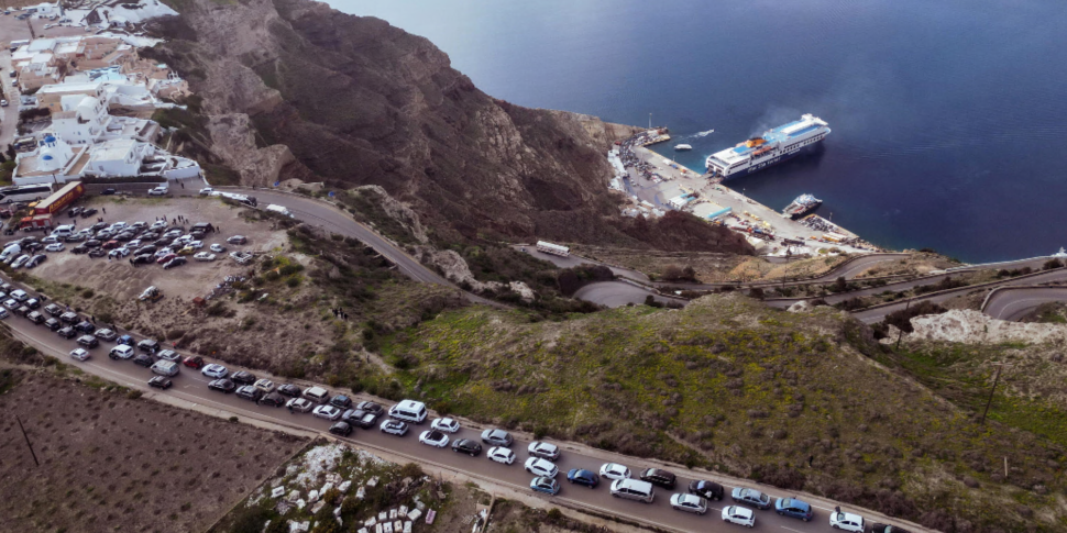 Earthquake in Greece, it is Tsunami psychosis: almost 9 thousand people leave Santorini