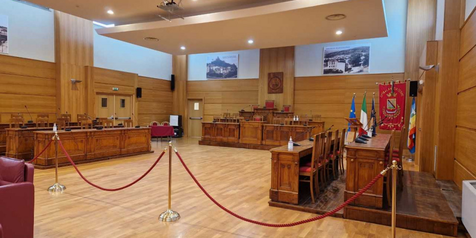 Lamezia, the latest classroom tests for Mascaro: rates and questions in the Council