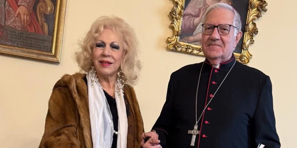 Messina, the artist Titti Crisafulli gives the Archbishop to accollare one of his portrait