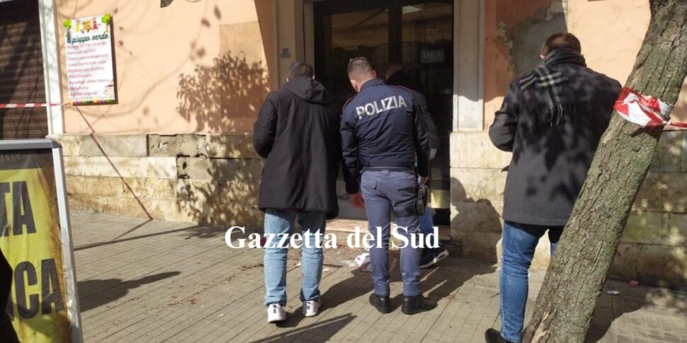 Pistol strokes against an electronic cigarette trader in Cosenza, is hospitalized