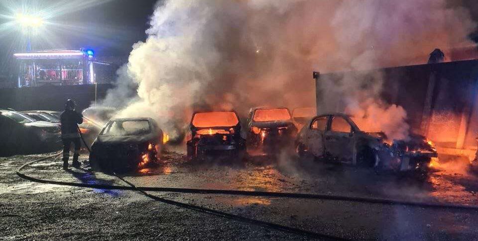 Vibo, flames in a car rental: 10 cars destroyed. Investigation in progress