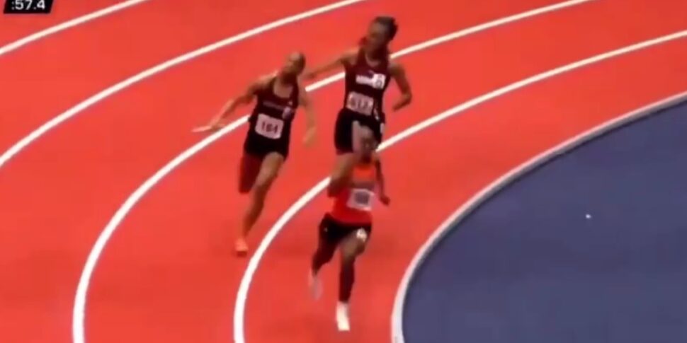Athlete hits the opponent with the witness who passed it during the relay. The video is viral