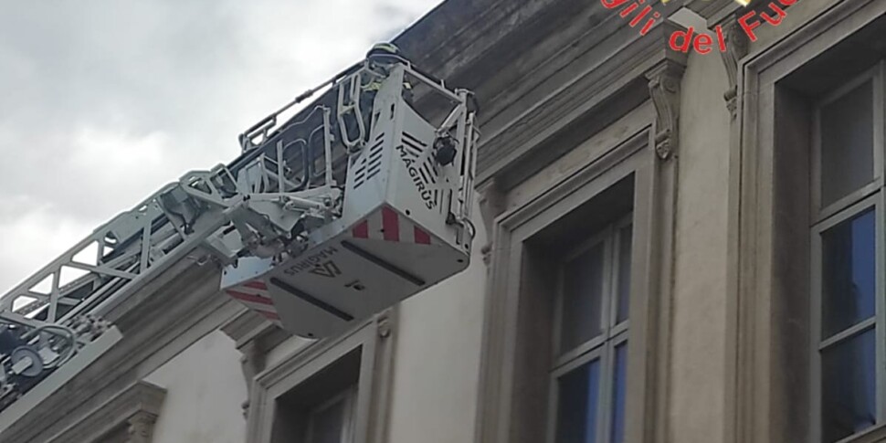 Catanzaro, plaster and cornices of the covito galluppi pericolanti: the firefighters intervene photo | Video