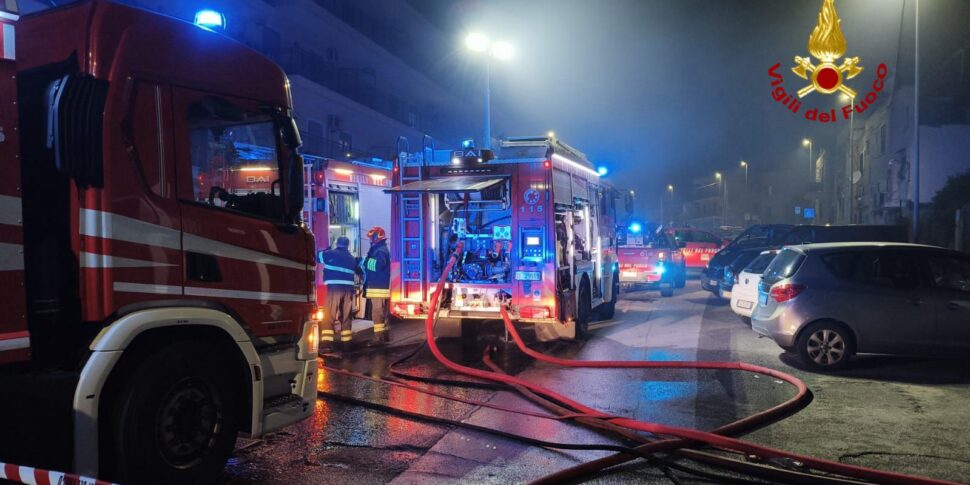 Fear in Messina, tamed big fire in a garage in Camaro: high flames in the midst of homes photos