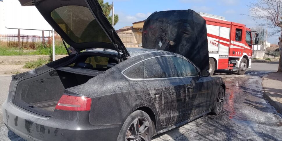 Fear in Spezzano Albanese, car in flames in front of the kindergarten