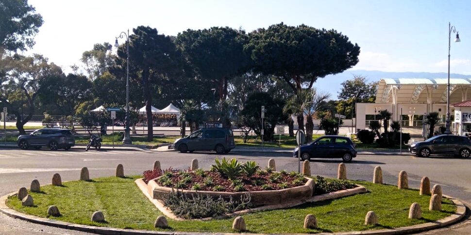 Reggio, new flower bed in Piazza Indipendenza. Snack: "returned to the city a postcard of the past"