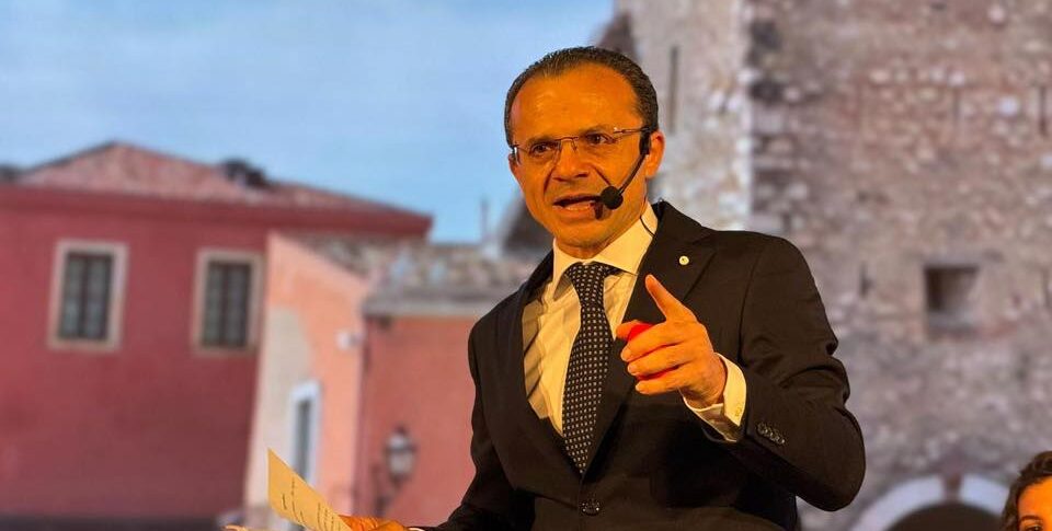 Taormina, the move of the Study Center in the Chess game of De Luca