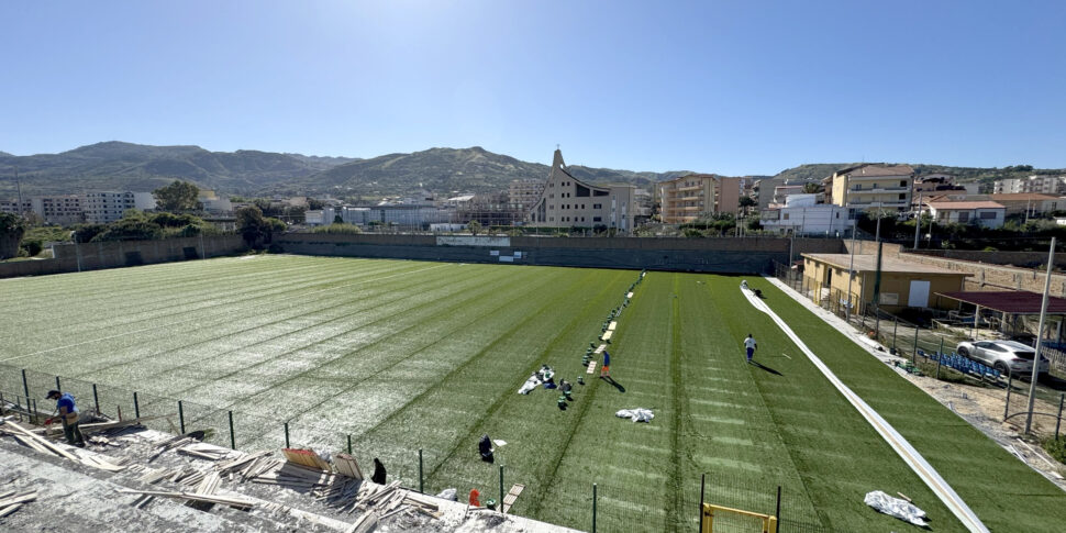 Reggio, the works at the Attilio Iaria stadium in Pellaro. The new grassy coat is spread, when completing the new tribune