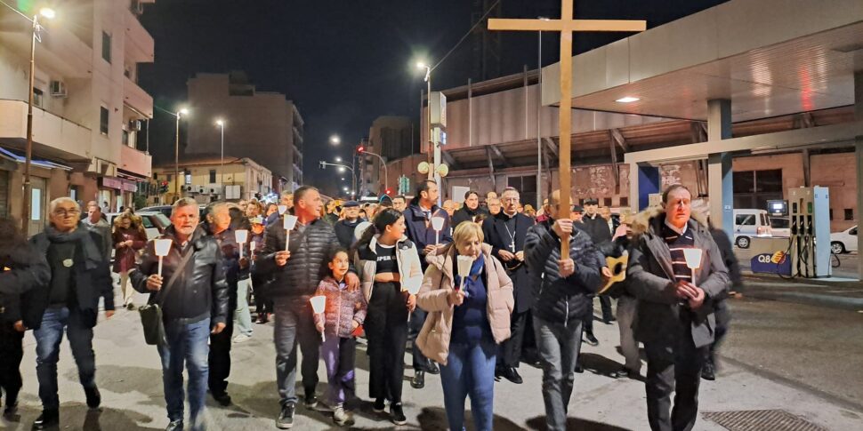 Messina, the torchlight procession to remember Sara Campanella. "Her soul flew to heaven, but she is here in the middle of us" photos