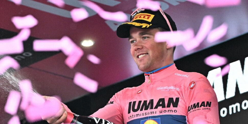 Giro d'Italia: Maxicatita and neutralized stage, Pedersen remains in the squad. In Naples Groves wins the race marked by the rain