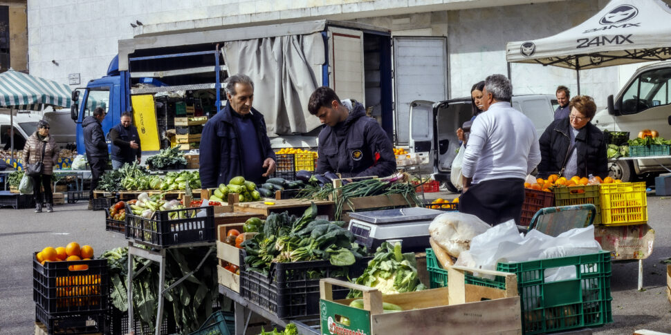 Cosenza, itinerant trade in a without exit tunnel