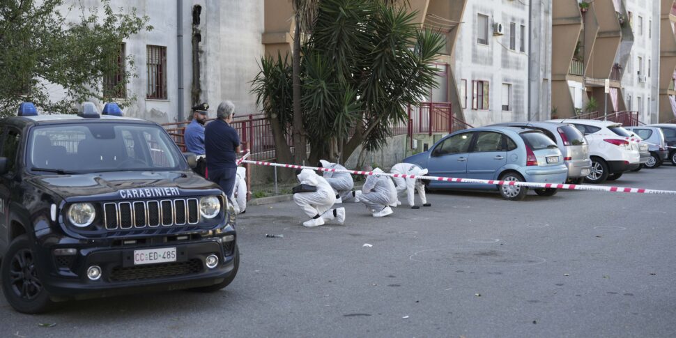 Crotone, beating a policeman: defendants negotiate the sentence