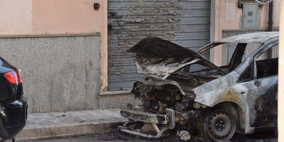 Night of anguish in Castrovillari, a car destroyed by the flames in a street in the center