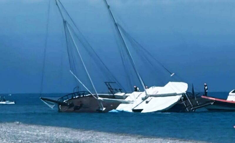 What a trouble in Guardavalle! Temptation Island boat collides with a wreck in the sea