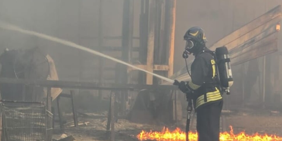 Acri, fire in a shed for fixtures: the intervention of the firefighters providential