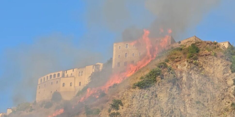 Vasto fire in Fiumefreddo Bruzio. Disdain and anger on social media: "act of profound incivility" video