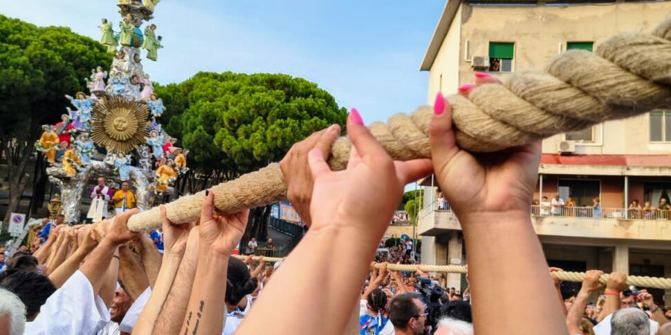 Vara 2025 in Messina between stories and prayers: to the victims of femicide and accidents, to a daughter, to those 15 Ukrainian children orphans of war