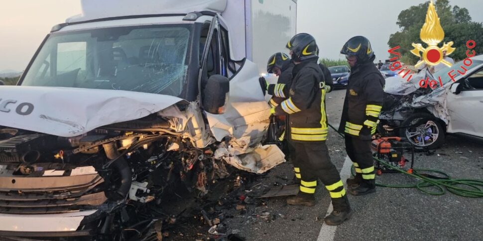 Serious accident at the north exit of Crotone of the state road 106, three wounded. Unharmed two adults and two children