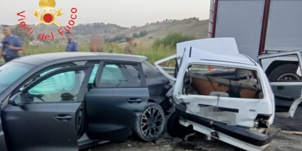 Catanzaro, clash between two cars on Viale Emilia: three wounded, one extracted from the sheets