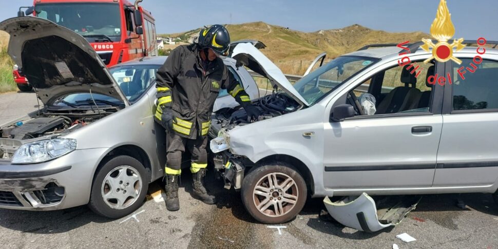 Catanzaro, clash between two cars on Viale Emilia: four people injured