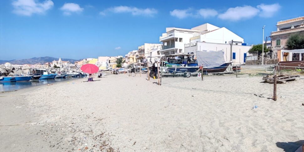 Against the project of permanent anchors: residents and tourists of Torre Faro all on the war footing
