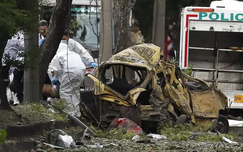 Attack in Colombia, at least 17 victims among police officers. "Responsible for the Farc 'dissidents, AutoBomba and drone on a helicopter"