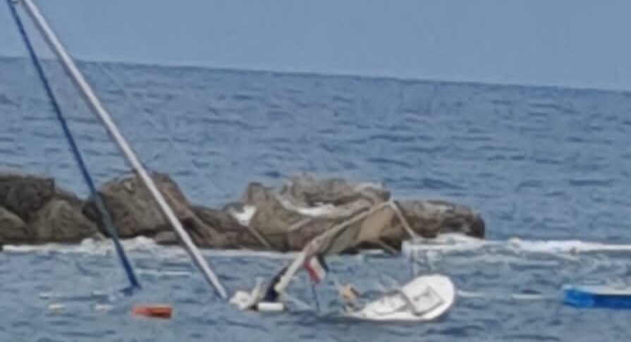 Bad weather in Messina, sailing boat against Acqualadroni rocks: French fingering ends in the hospital