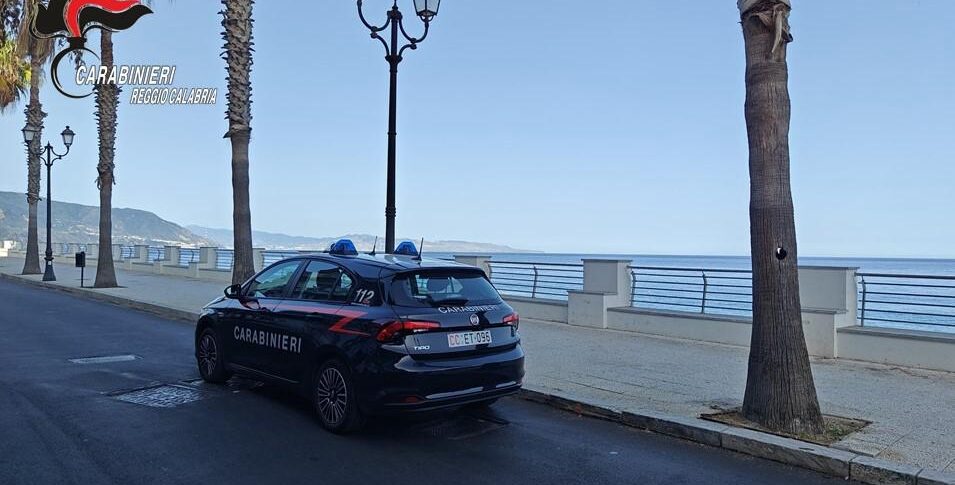 Bagnara Calabra, the carabinieri interrupt Maxi abusive party on the coast: kidnapping and fines for over 14 thousand euros