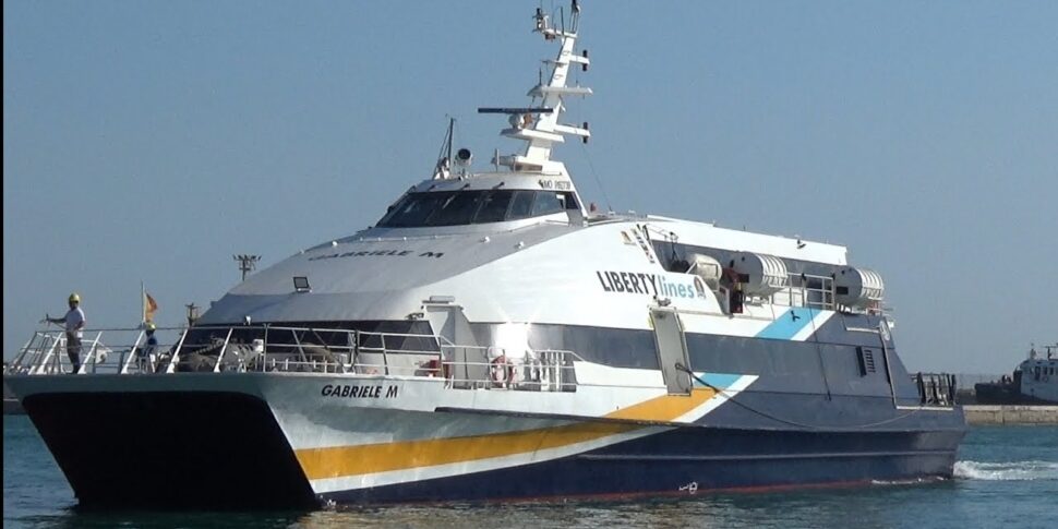 Catamarano Liberty Lines collides with the dock at the port of Lipari: all unharmed, inconvenience in the connections for 338 passengers
