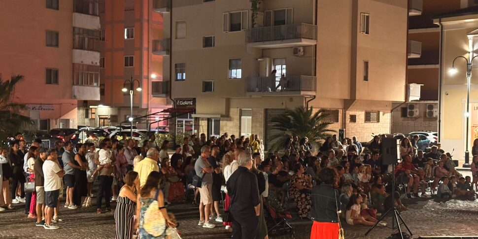 Catanzaro, "Estarte, inside the border" starts from Piazza Dogana: applause for paws and great anticipation for tonight music