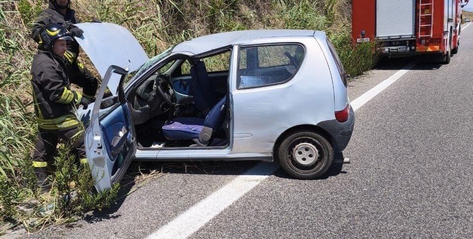 Catanzaro, car overturns and ends up against the embankment: wounded driver