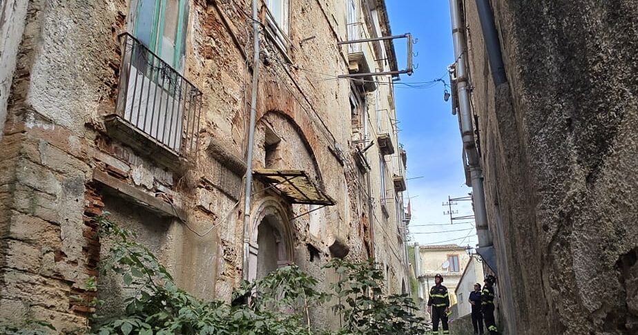 Cosenza, after the collapse in the historic center, the countermeasures: at the start emergency interventions