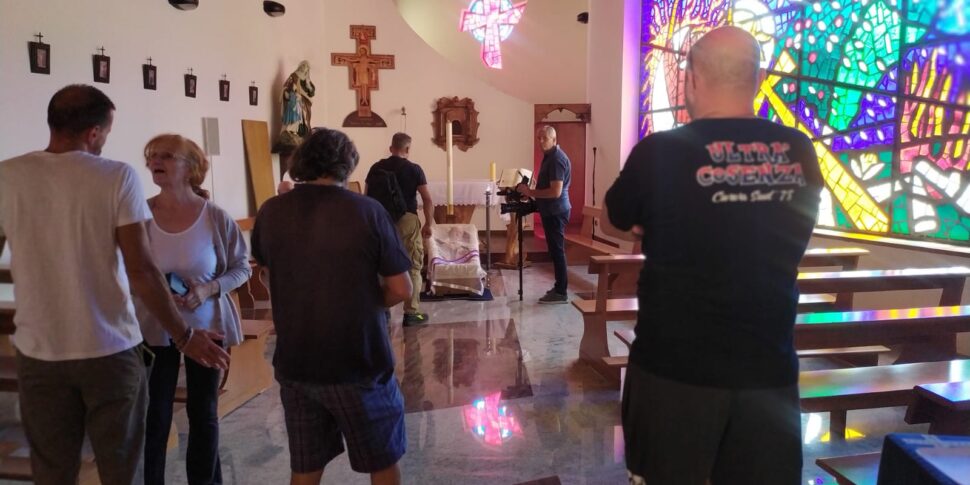 Cosenza in tears for Father Fedele: the embrace of the fans between the ardent room and the field of field