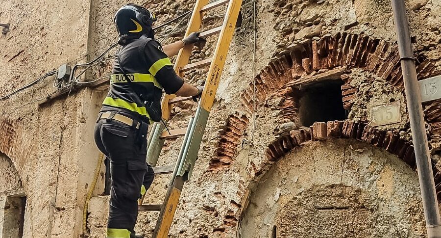 Cosenza, two floors collapsed in a building in the historic center: two dogs will be salvo