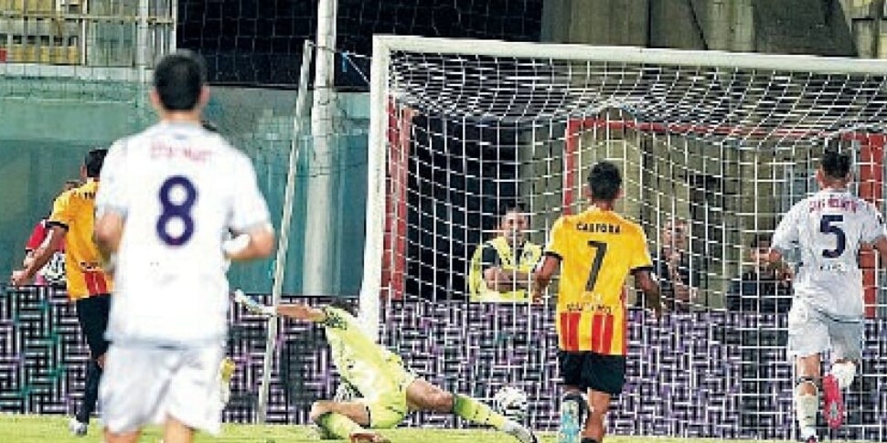 Crotone drives the first. Benevento blitz at the "Scida"