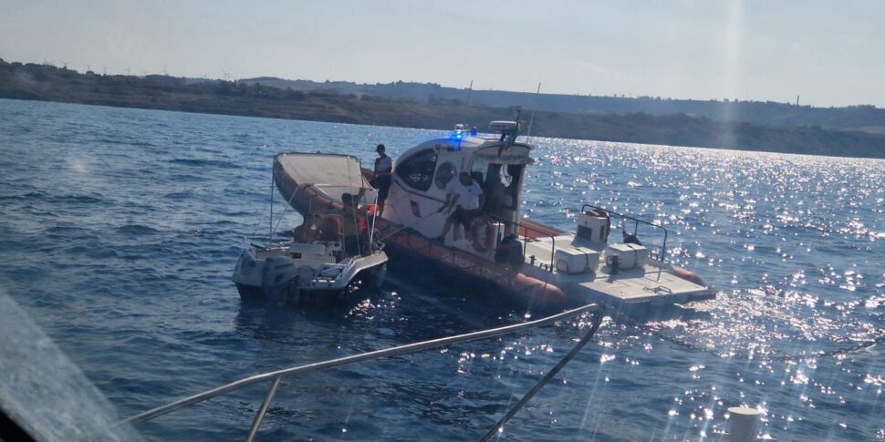 Crotone, save day at sea: people rescued and a caretta caretta turtle