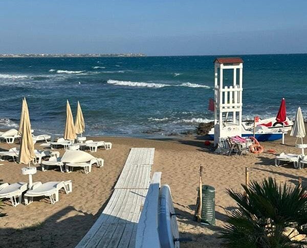 Father and daughter risk drowning at the sea in Isola Capo Rizzuto, saved by lifeguards and employees of a resort