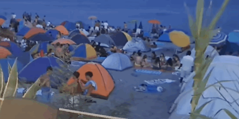 Ferragosto in Giardini Naxos, beaches besieged by curtains and gazebos: restaurateur attacked by two tourists
